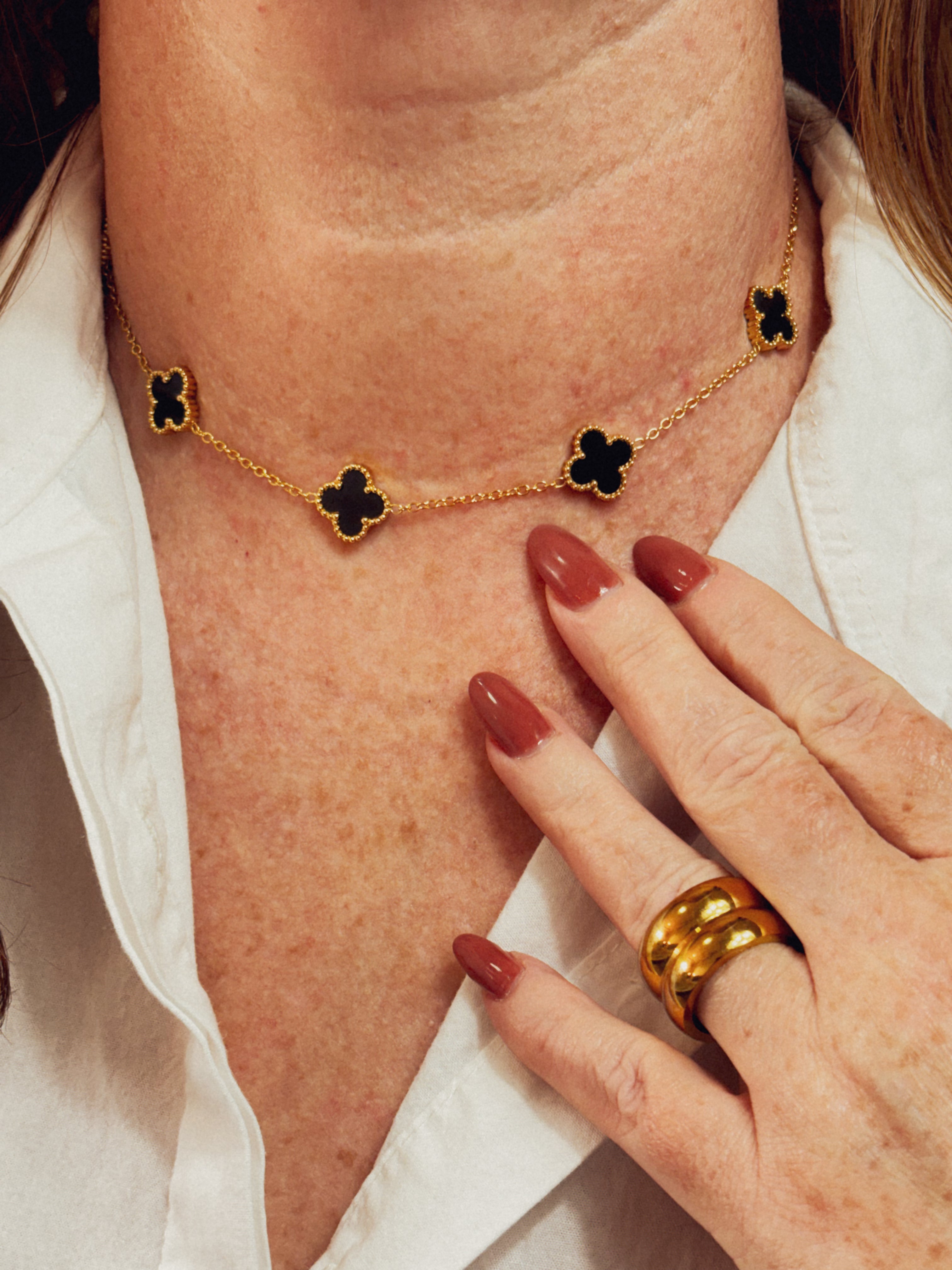 Colar Trevo Noir Lux – Banhado a Ouro 18K