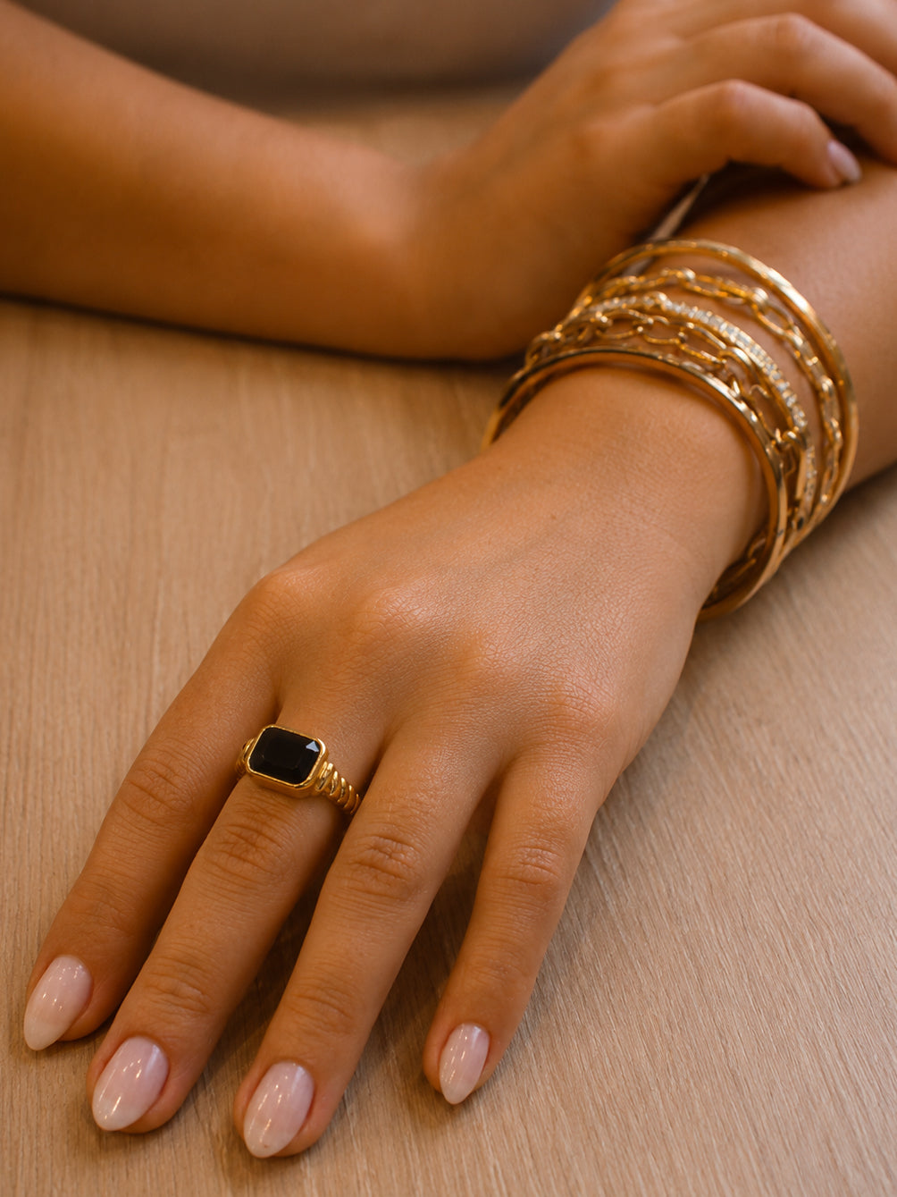 Anel Astoris Preto - Banhado a Ouro 18K