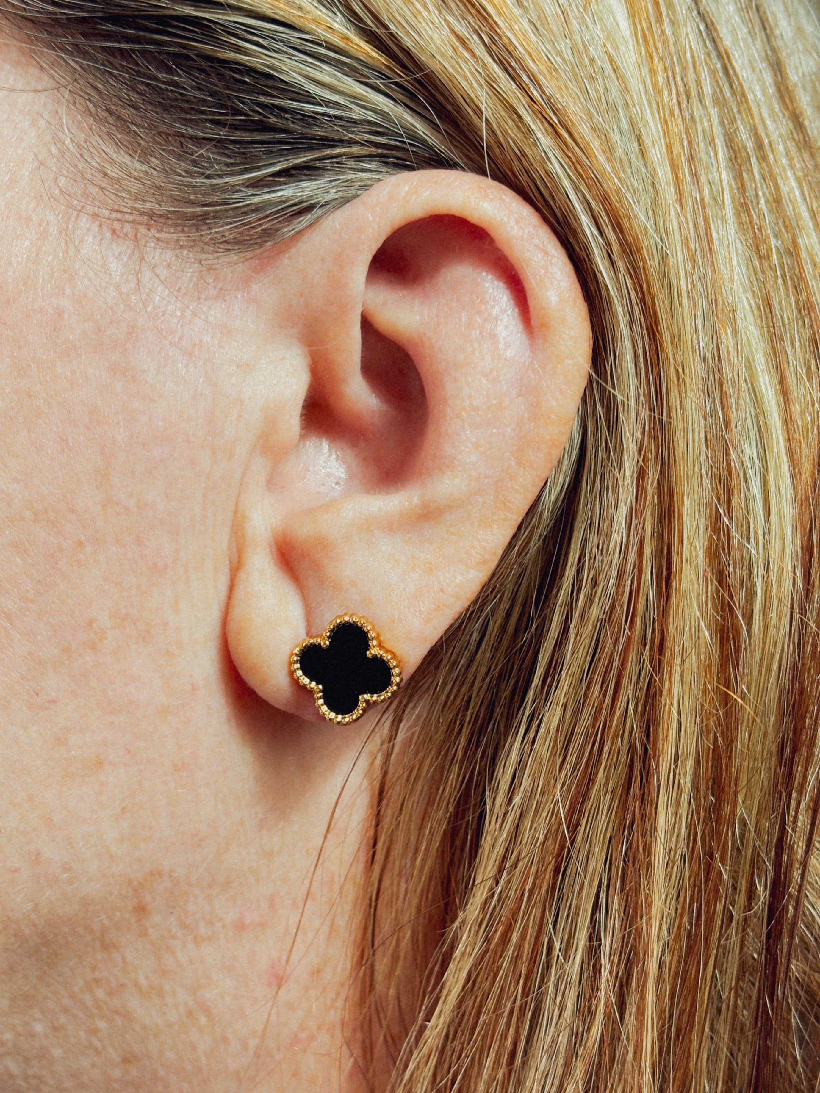 Brinco Trevo Noir – Banhado a Ouro 18K