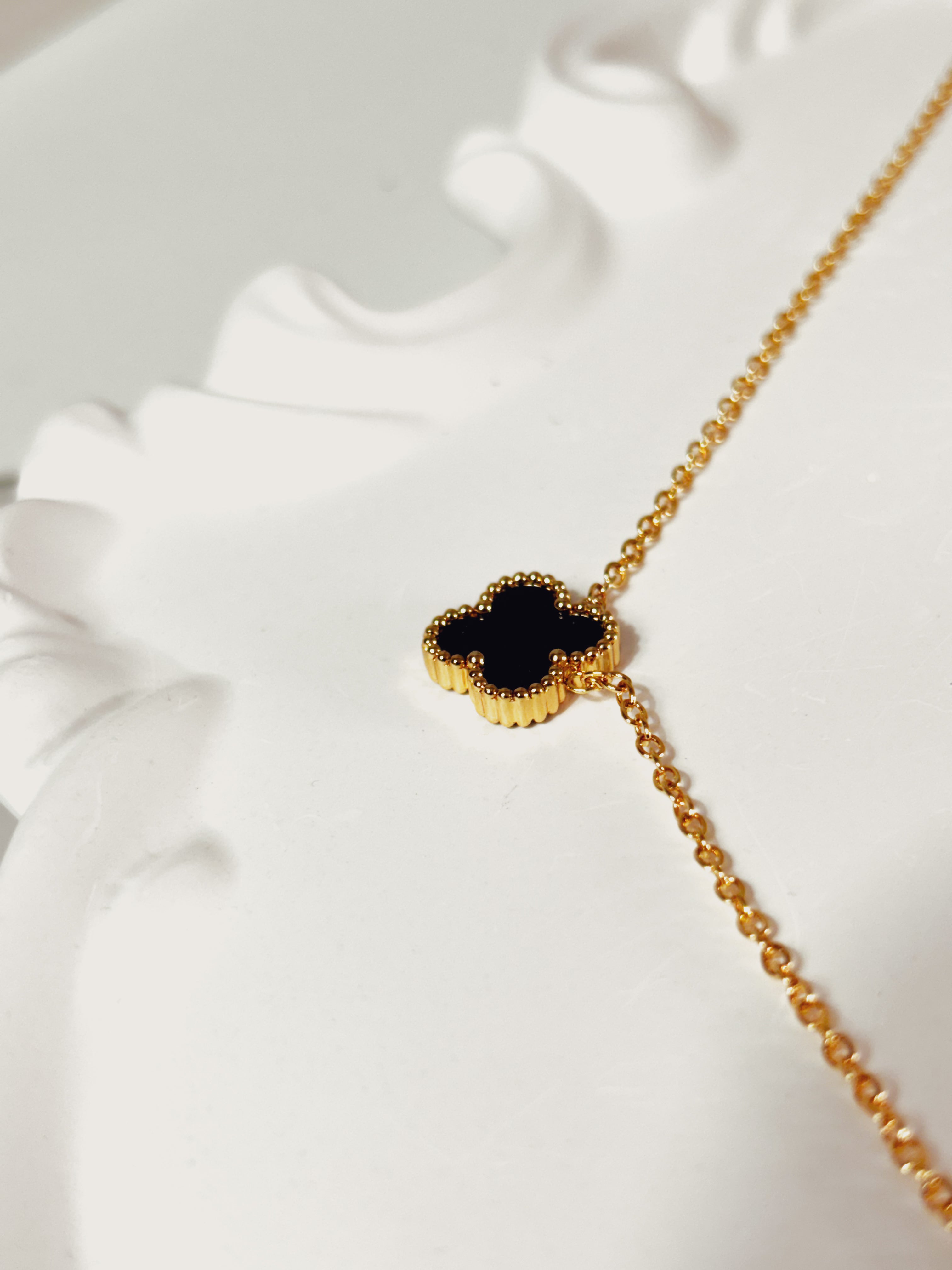 Colar Trevo Noir – Banhado a Ouro 18K