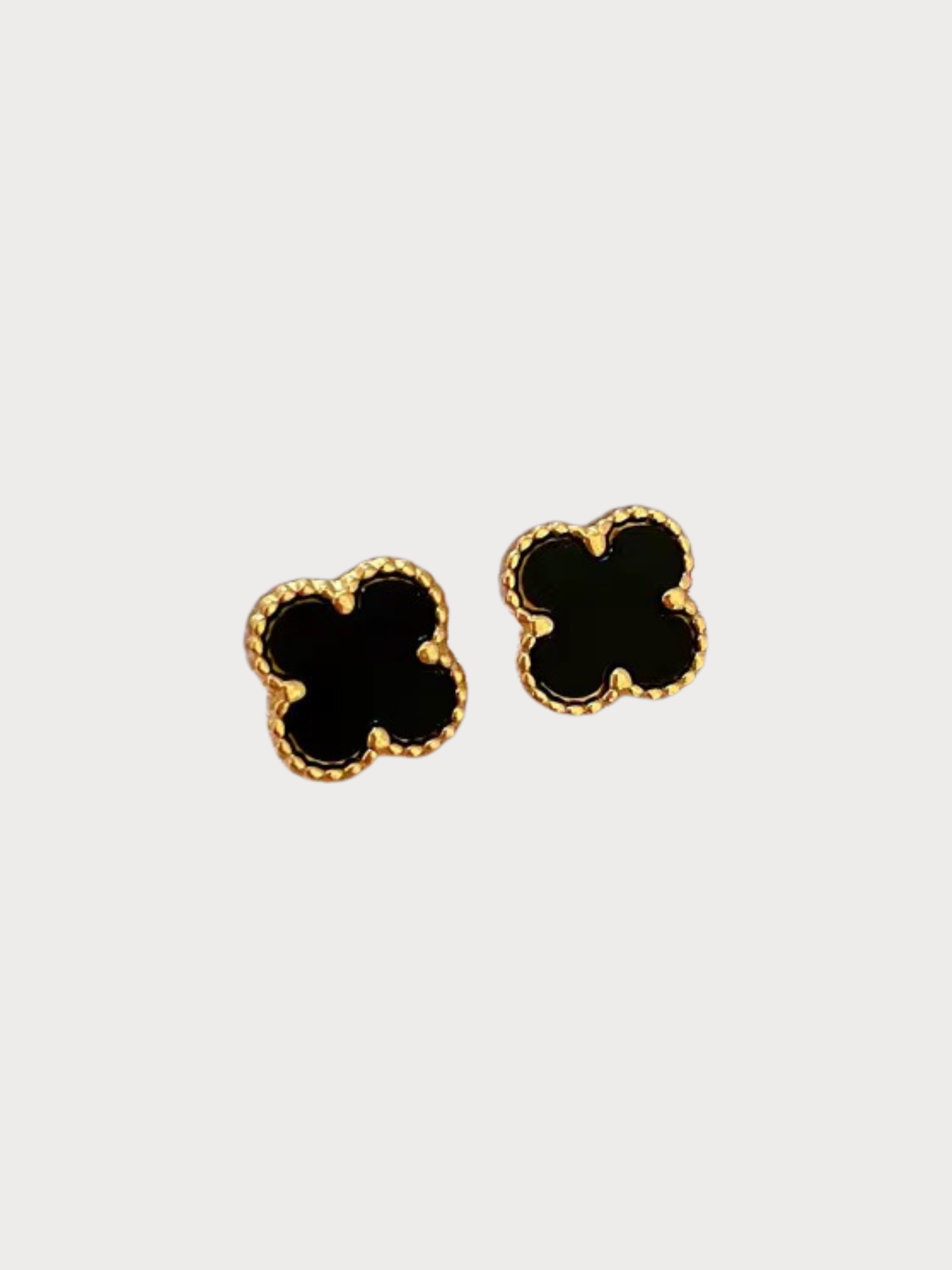 Brinco Trevo Noir – Banhado a Ouro 18K