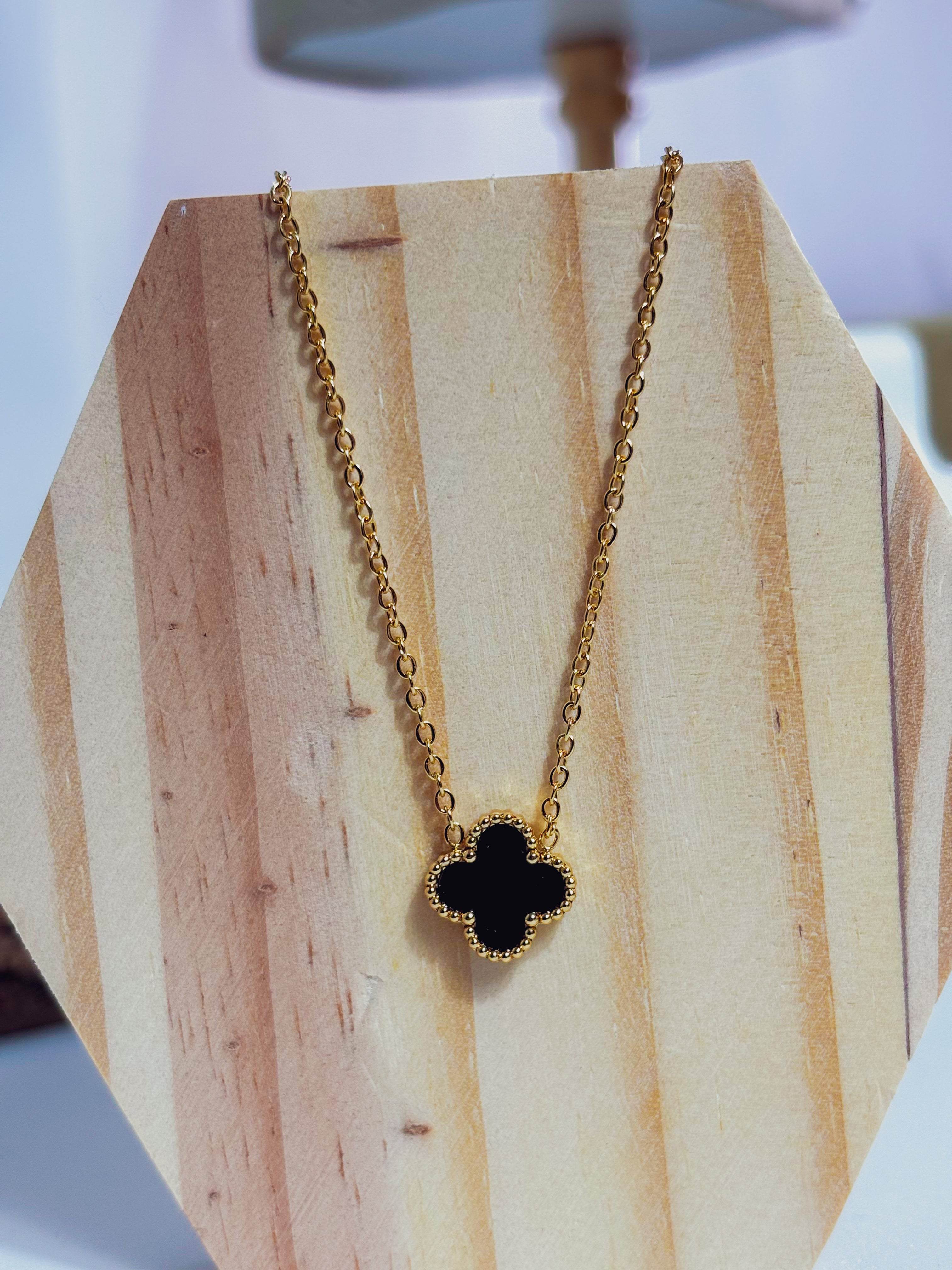 Colar Trevo Noir – Banhado a Ouro 18K