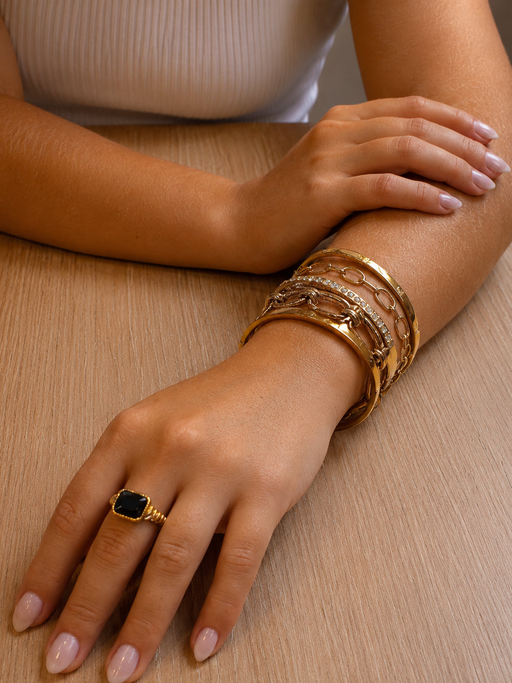 Anel Astoris Preto - Banhado a Ouro 18K