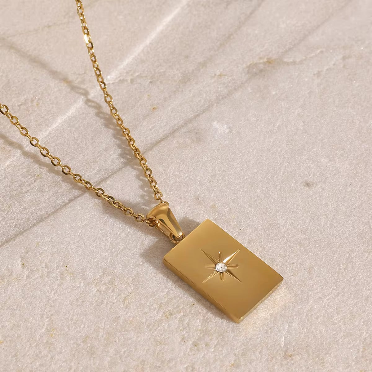 Colar Calvéria - Banhado a Ouro 18K