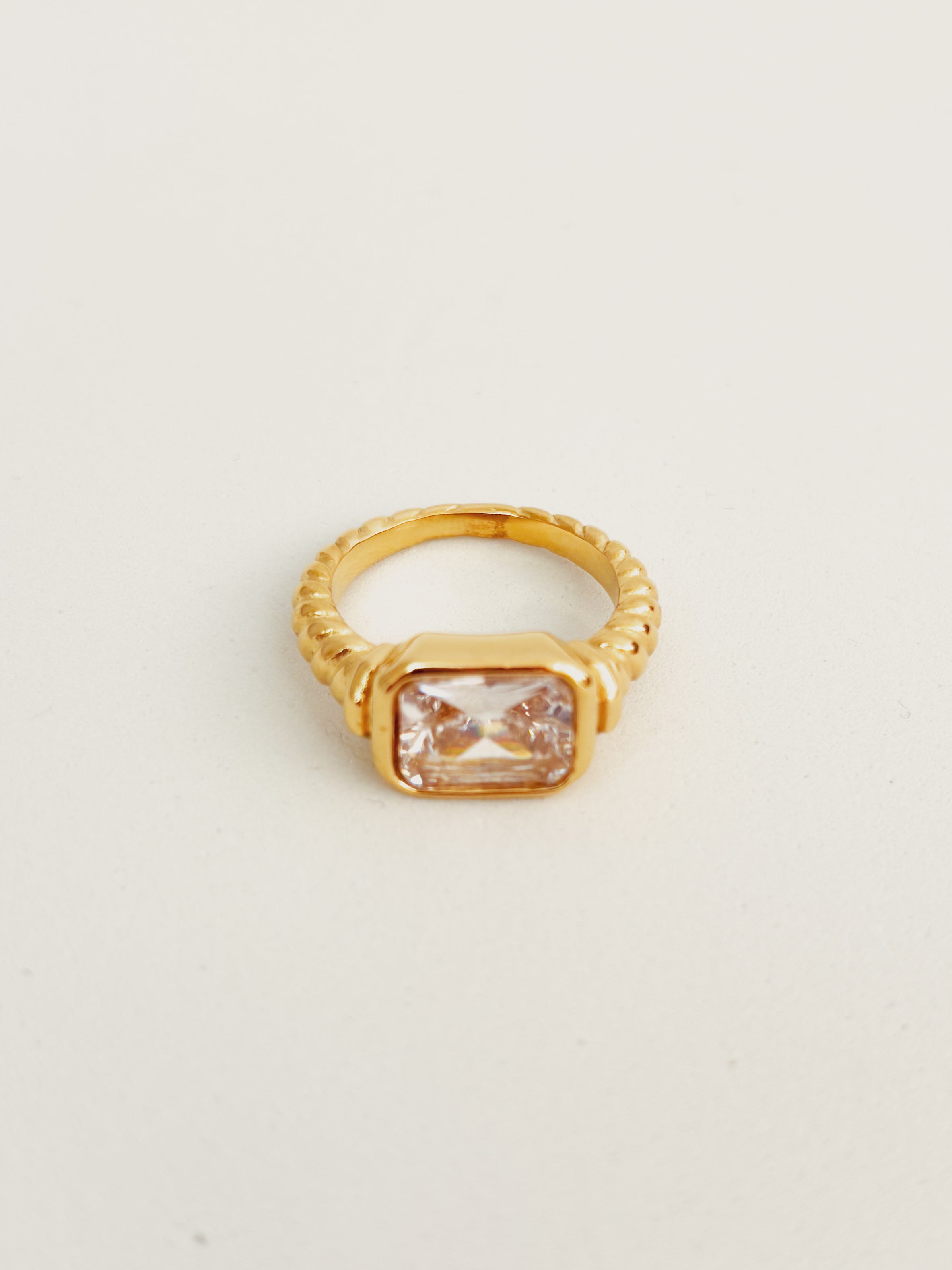 Anel Astoris Branco - Banhado a Ouro 18K
