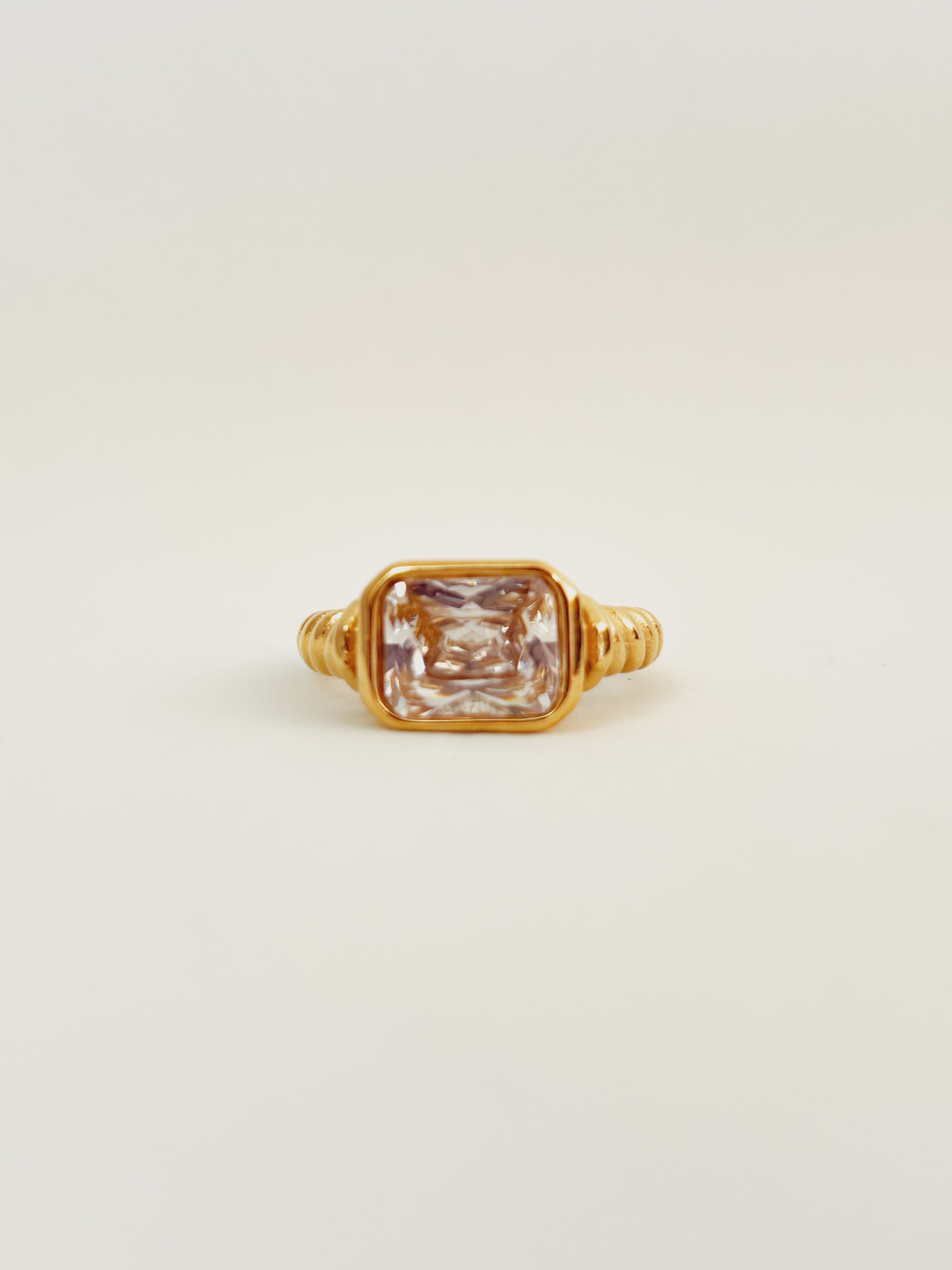 Anel Astoris Branco - Banhado a Ouro 18K