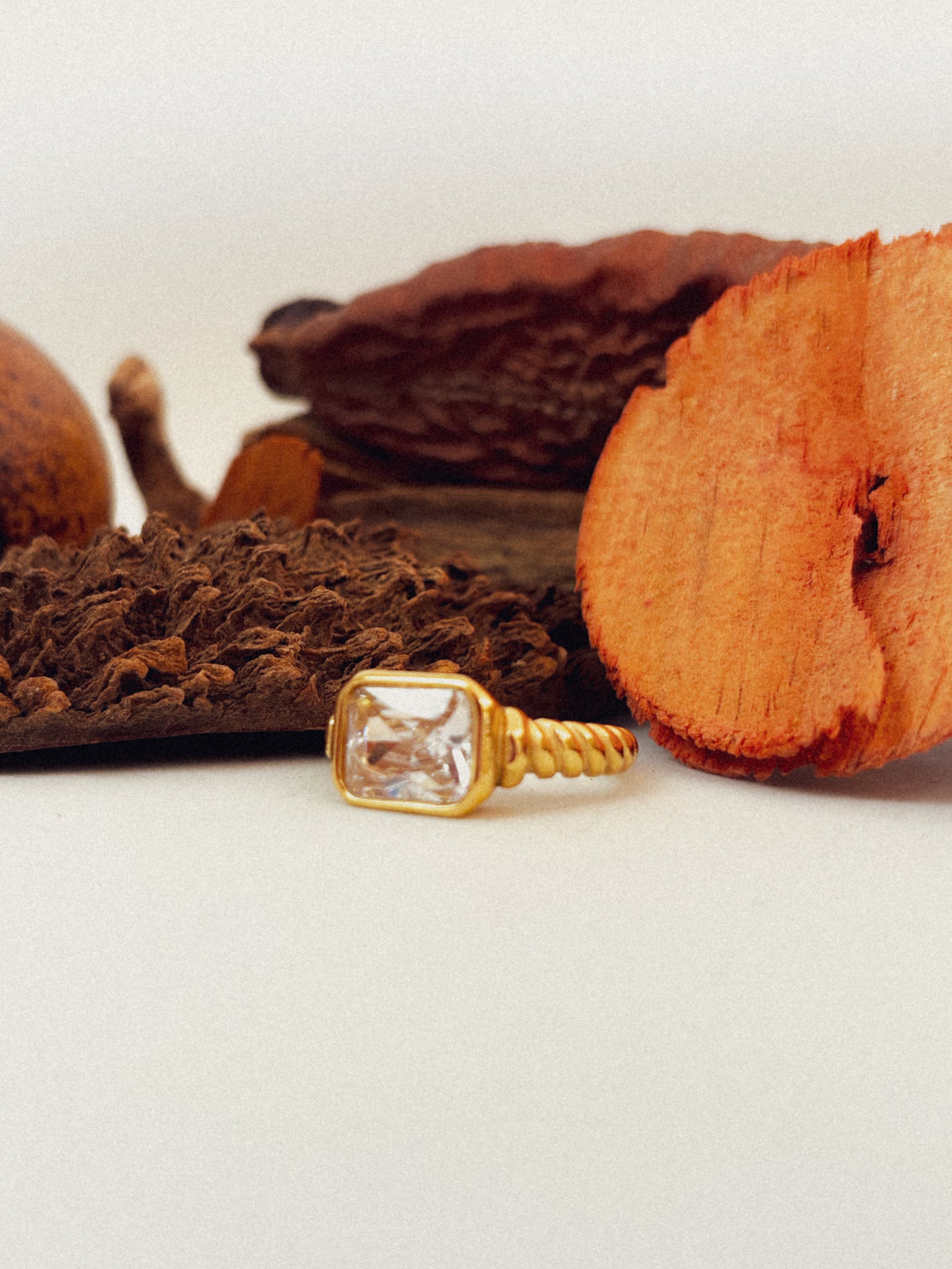 Anel Astoris Branco - Banhado a Ouro 18K