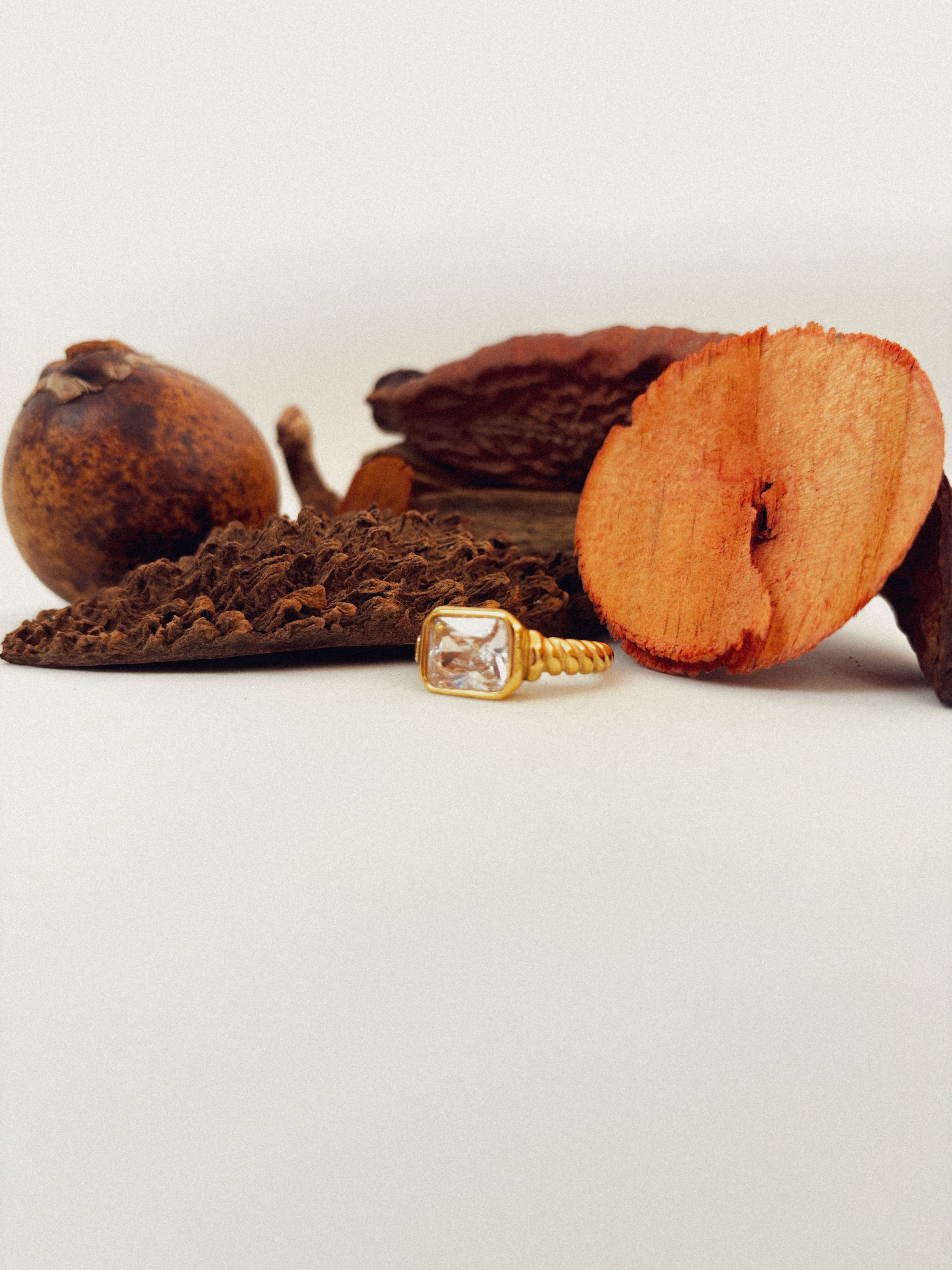 Anel Astoris Branco - Banhado a Ouro 18K
