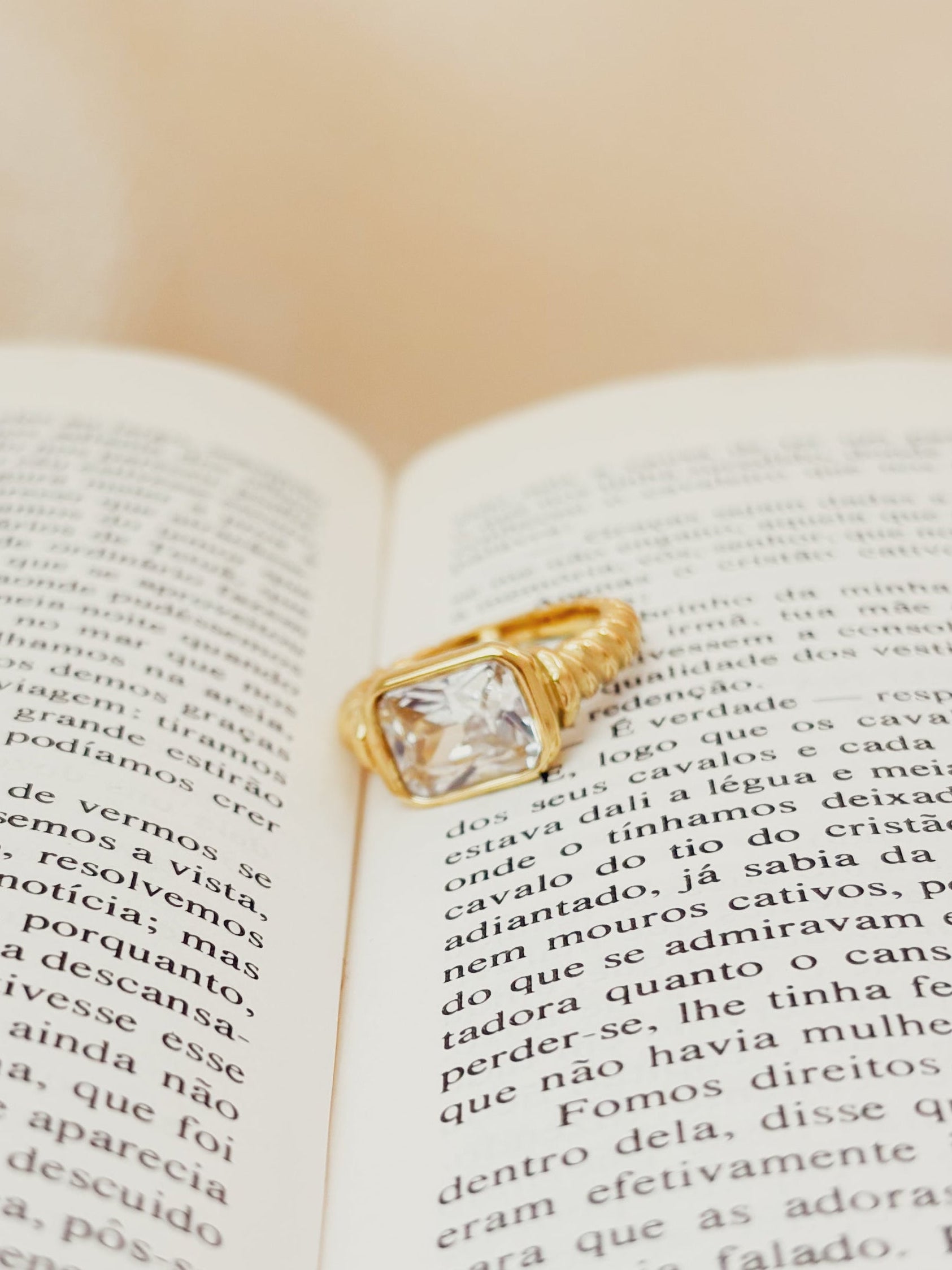 Anel Astoris Branco - Banhado a Ouro 18K