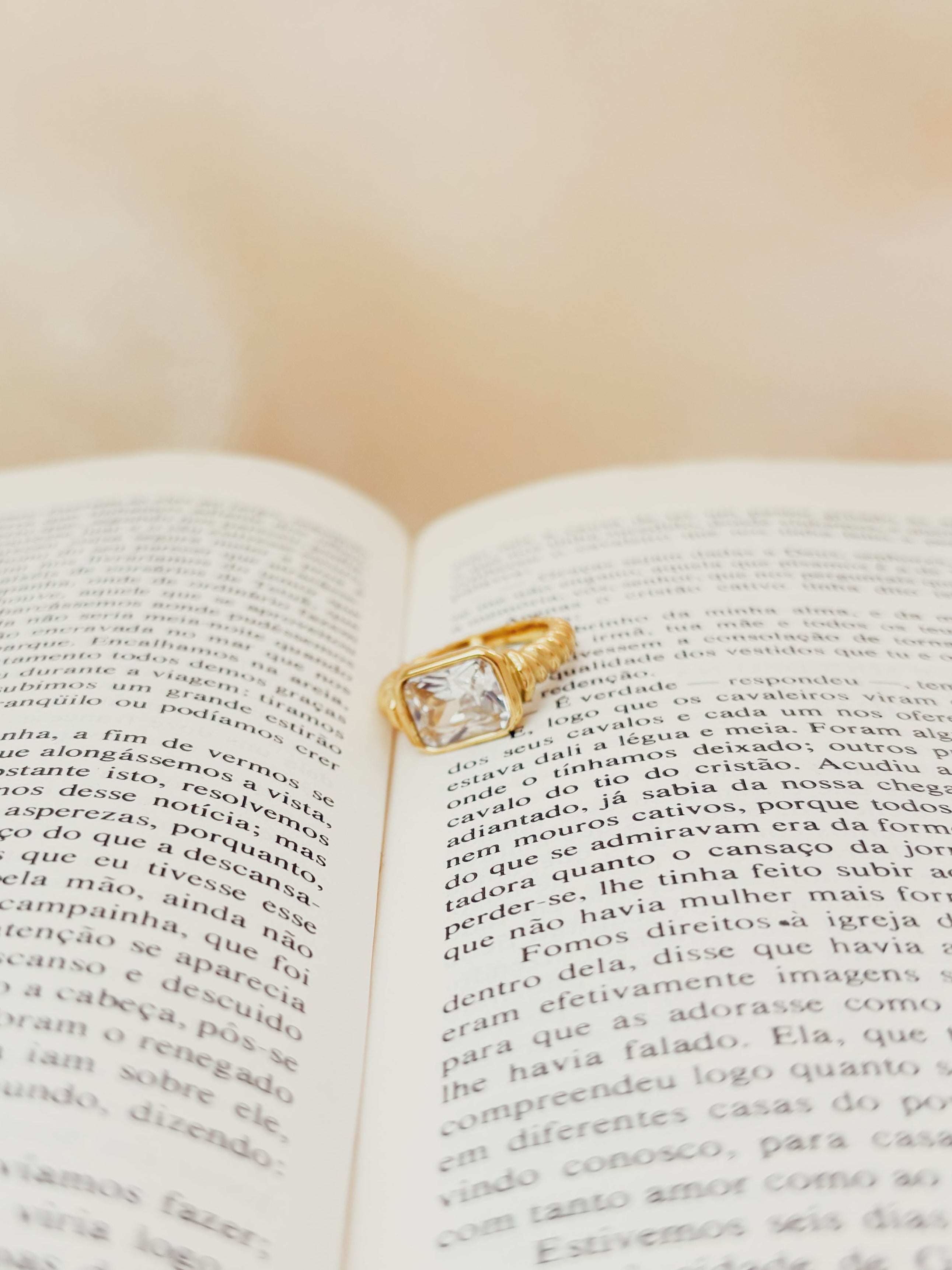 Anel Astoris Branco - Banhado a Ouro 18K