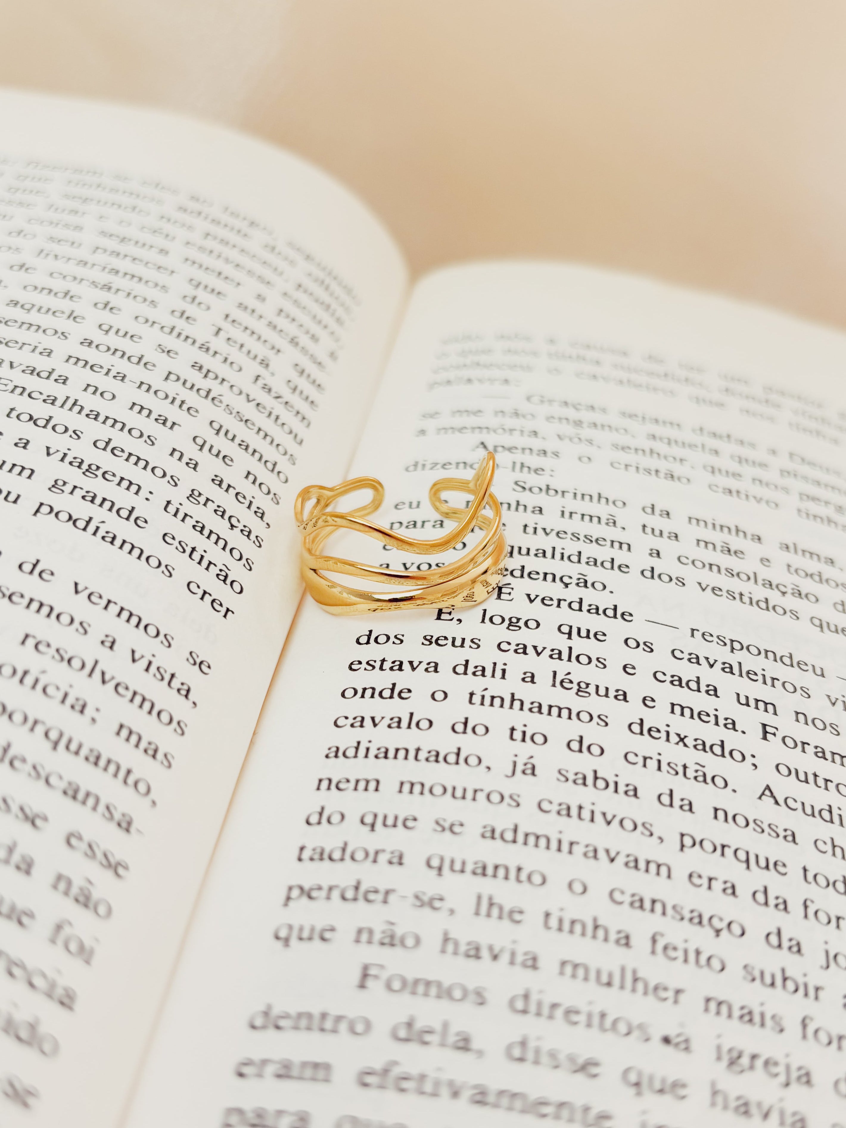 Anel Venlyra - Banhado a Ouro 18K