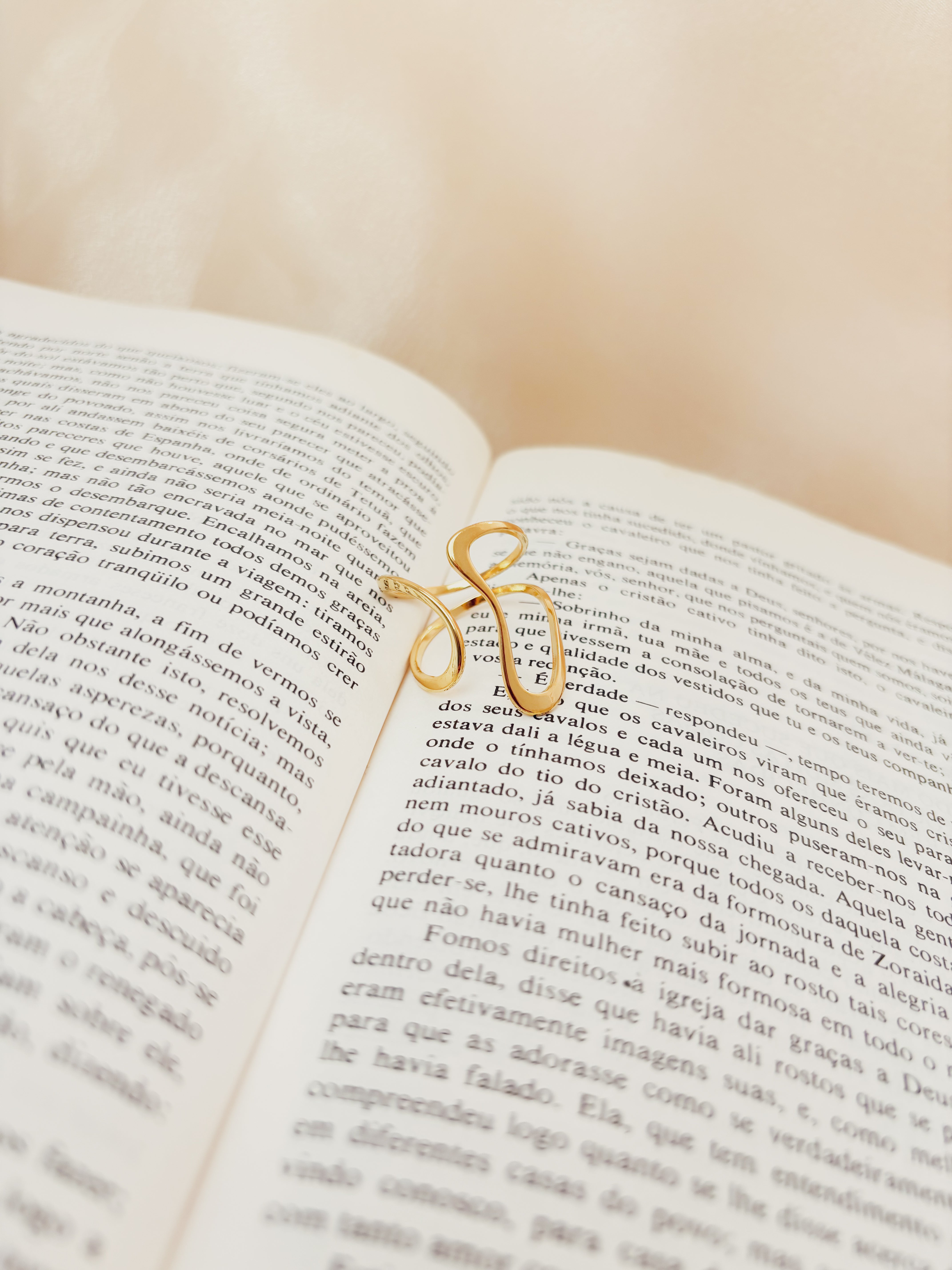 Anel Zeyrion - Banhado a Ouro 18K