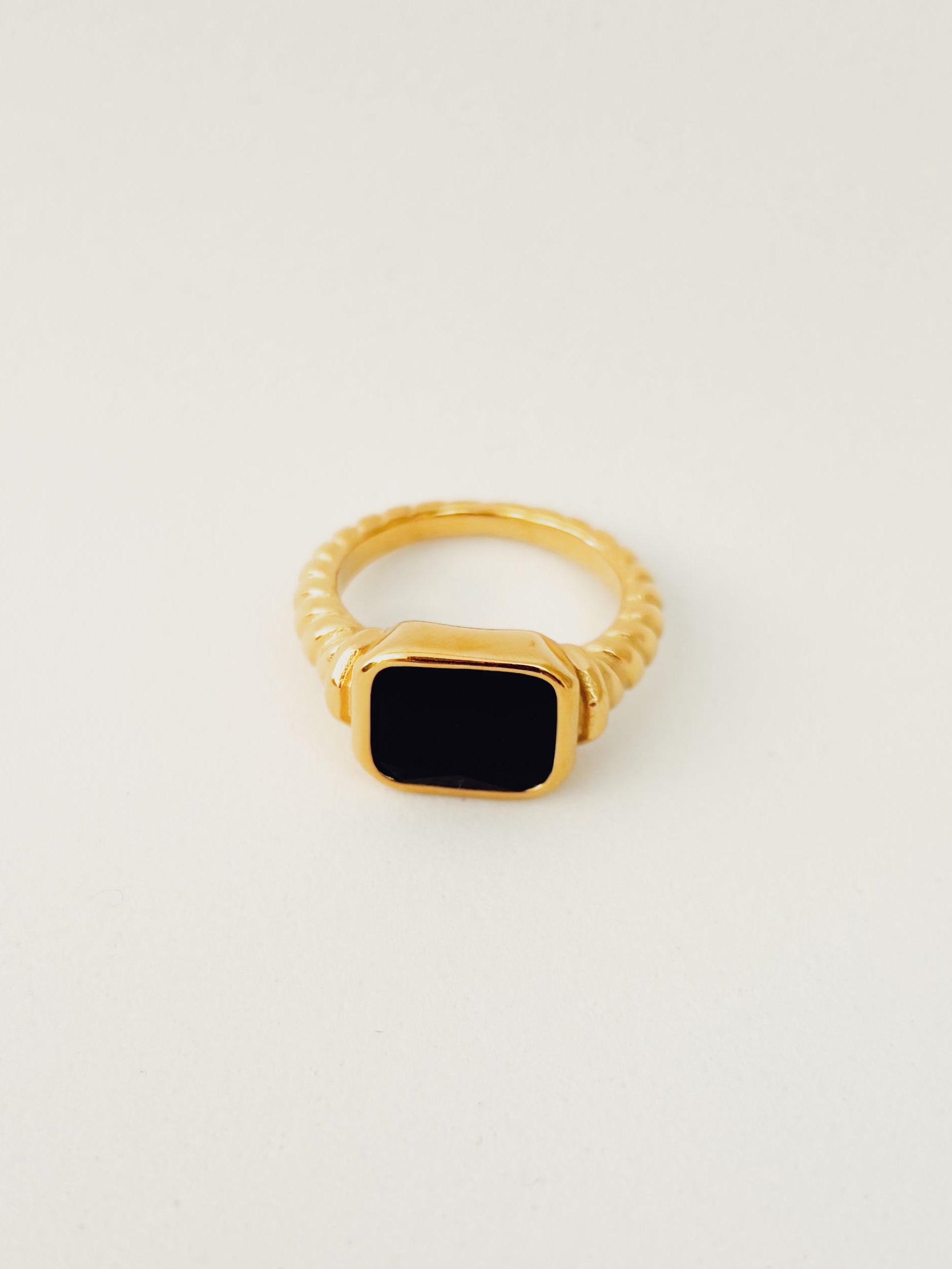 Anel Astoris Preto - Banhado a Ouro 18K