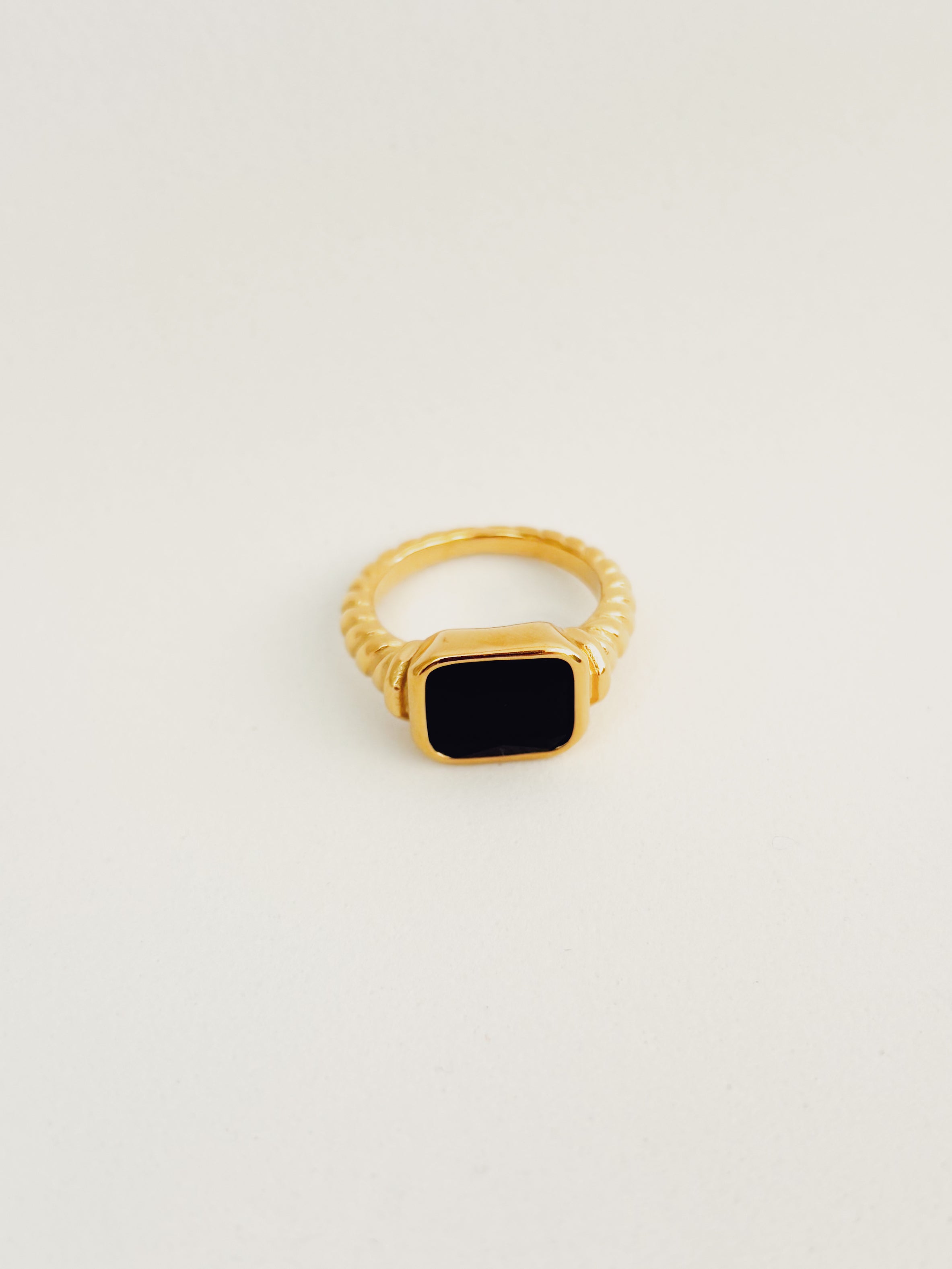 Anel Astoris Preto - Banhado a Ouro 18K
