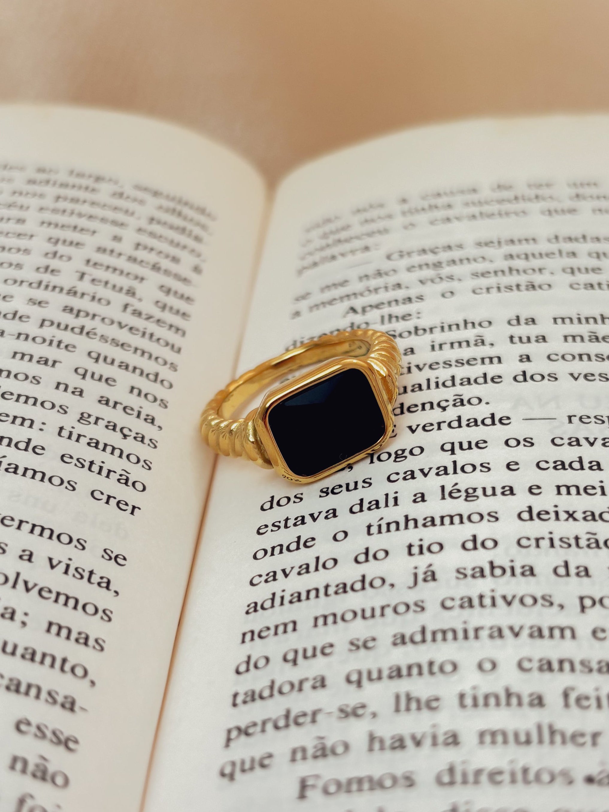 Anel Astoris Preto - Banhado a Ouro 18K