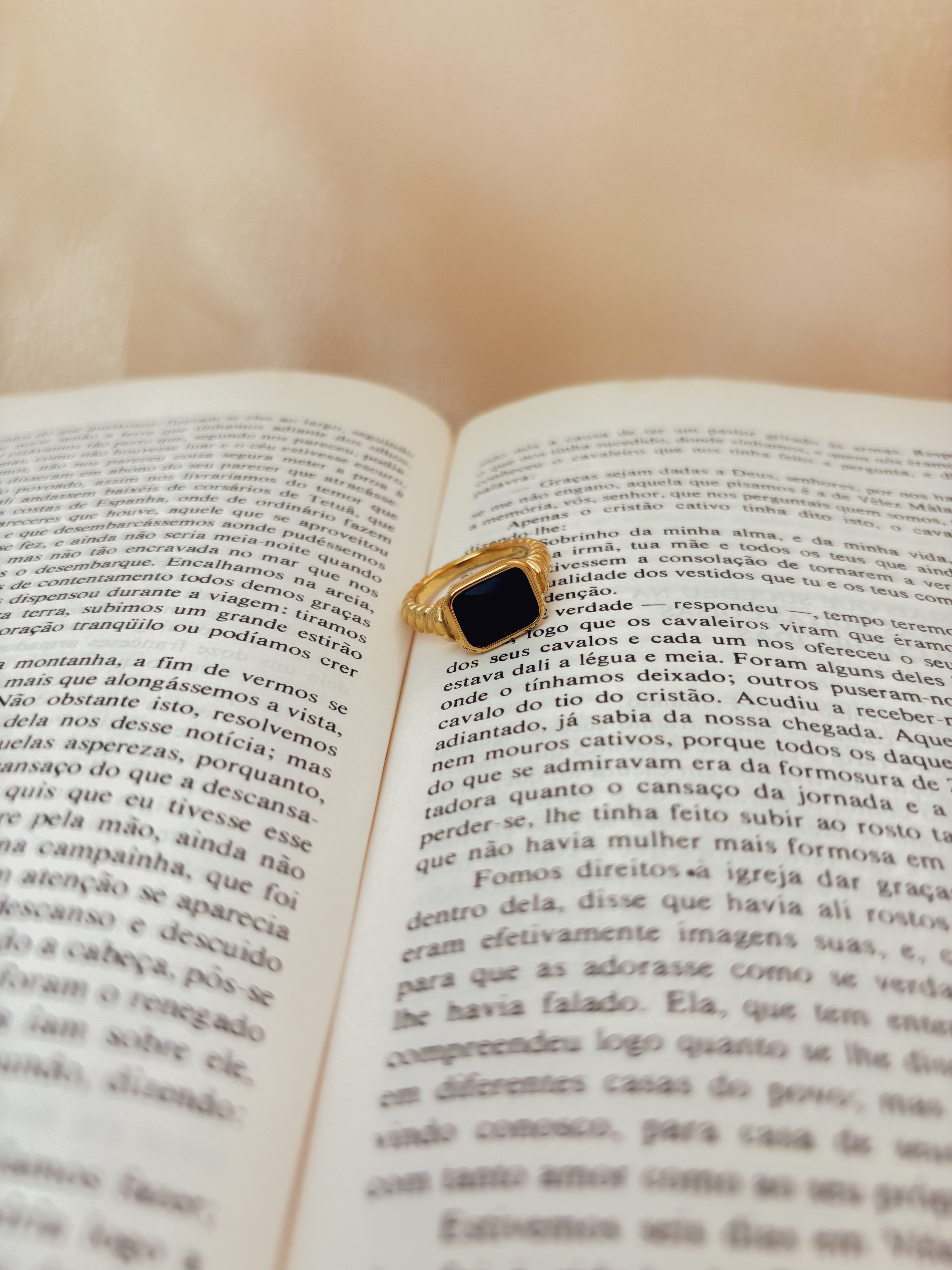 Anel Astoris Preto - Banhado a Ouro 18K