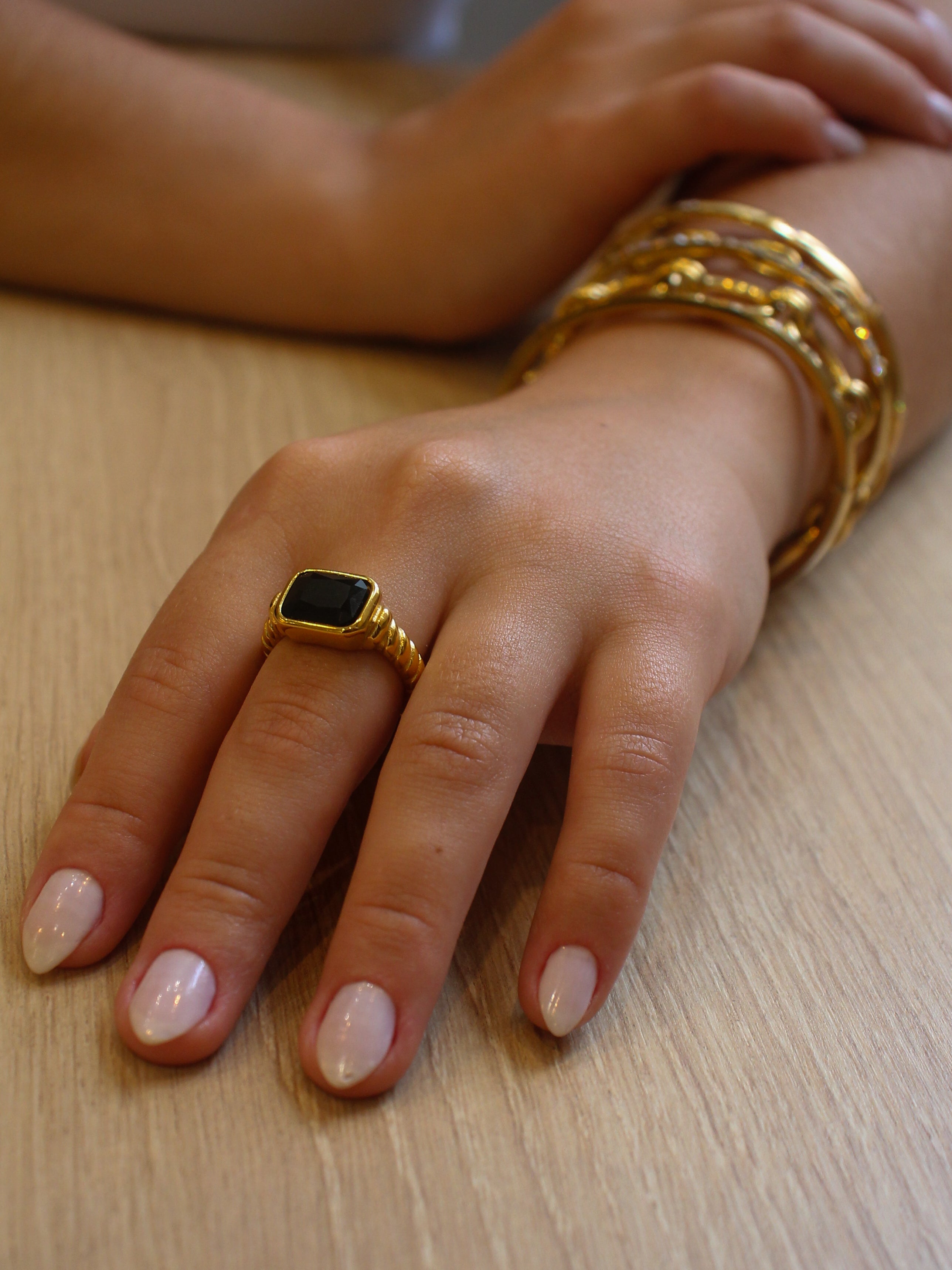 Anel Astoris Preto - Banhado a Ouro 18K